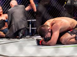 Tangis Khabib Nurmagomedov, Kesedihan dan Emosi Tertahan