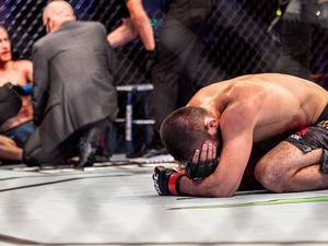Tangis Khabib Nurmagomedov, Kesedihan dan Emosi Tertahan Tangis Khabib Nurmagomedov, Kesedihan dan Emosi Tertahan