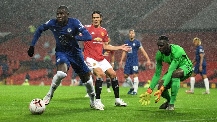 MANCHESTER, ENGLAND - OCTOBER 24: Kurt Zouma of Chelsea runs with the ball during the Premier League match between Manchester United and Chelsea at Old Trafford on October 24, 2020 in Manchester, England. Sporting stadiums around the UK remain under strict restrictions due to the Coronavirus Pandemic as Government social distancing laws prohibit fans inside venues resulting in games being played behind closed doors. (Photo by Oli Scarff - Pool/Getty Images)