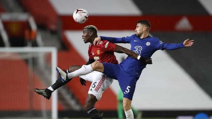 Manchester United vs Chelsea MANCHESTER, ENGLAND - OCTOBER 24: Paul Pogba of Manchester United battles for possession with Jorginho of Chelsea during the Premier League match between Manchester United and Chelsea at Old Trafford on October 24, 2020 in Manchester, England. Sporting stadiums around the UK remain under strict restrictions due to the Coronavirus Pandemic as Government social distancing laws prohibit fans inside venues resulting in games being played behind closed doors. (Photo by Phil Noble - Pool/Getty Images)