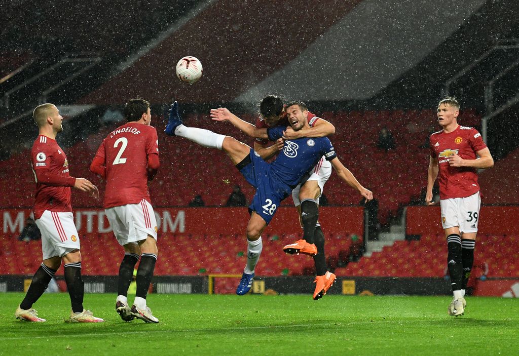 MANCHESTER, ENGLAND - OCTOBER 24: Cesar Azpilicueta of Chelsea is challenged by Harry Maguire of Manchester United during the Premier League match between Manchester United and Chelsea at Old Trafford on October 24, 2020 in Manchester, England. Sporting stadiums around the UK remain under strict restrictions due to the Coronavirus Pandemic as Government social distancing laws prohibit fans inside venues resulting in games being played behind closed doors. (Photo by Oli Scarff - Pool/Getty Images)