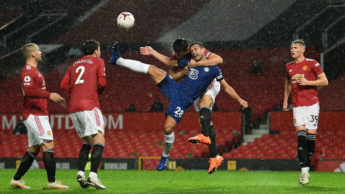 MANCHESTER, ENGLAND - OCTOBER 24: Cesar Azpilicueta of Chelsea is challenged by Harry Maguire of Manchester United during the Premier League match between Manchester United and Chelsea at Old Trafford on October 24, 2020 in Manchester, England. Sporting stadiums around the UK remain under strict restrictions due to the Coronavirus Pandemic as Government social distancing laws prohibit fans inside venues resulting in games being played behind closed doors. (Photo by Oli Scarff - Pool/Getty Images)
