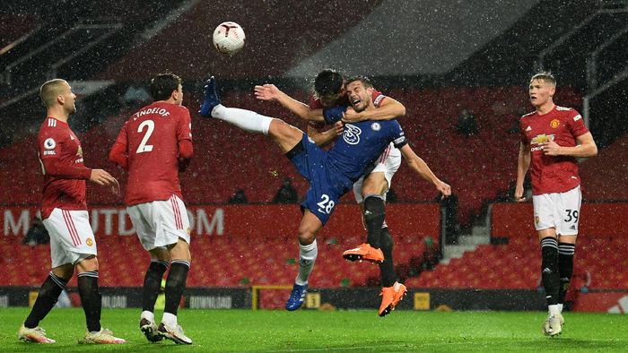 Manchester United vs Chelsea MANCHESTER, ENGLAND - OCTOBER 24: Cesar Azpilicueta of Chelsea is challenged by Harry Maguire of Manchester United during the Premier League match between Manchester United and Chelsea at Old Trafford on October 24, 2020 in Manchester, England. Sporting stadiums around the UK remain under strict restrictions due to the Coronavirus Pandemic as Government social distancing laws prohibit fans inside venues resulting in games being played behind closed doors. (Photo by Oli Scarff - Pool/Getty Images)