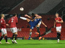 Leher Dililit Tangan Maguire, Azpilicueta: Harusnya Penalti