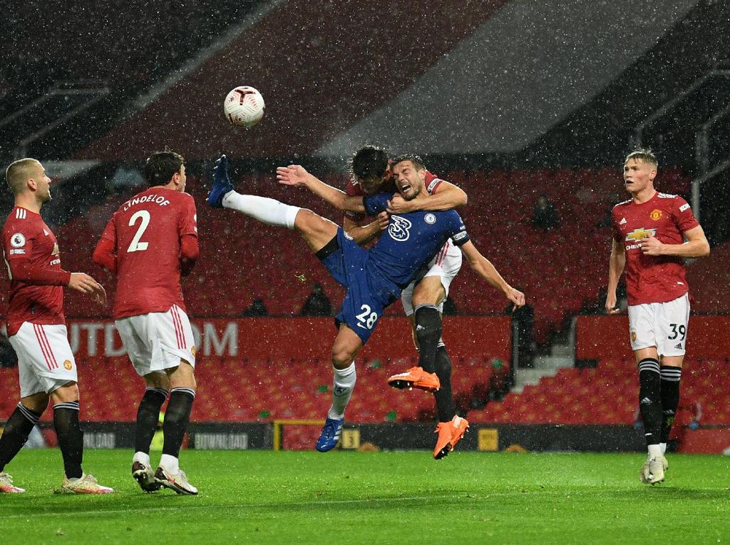 Leher Dililit Tangan Maguire, Azpilicueta: Harusnya Penalti Leher Dililit Tangan Maguire, Azpilicueta: Harusnya Penalti