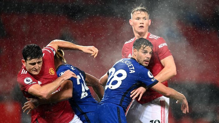 MANCHESTER, ENGLAND - OCTOBER 24: Harry Maguire of Manchester United collides with Reece James of Chelsea , as Cesar Azpilicueta of Chelsea and Scott McTominay of Manchester United also clash during the Premier League match between Manchester United and Chelsea at Old Trafford on October 24, 2020 in Manchester, England. Sporting stadiums around the UK remain under strict restrictions due to the Coronavirus Pandemic as Government social distancing laws prohibit fans inside venues resulting in games being played behind closed doors. (Photo by Michael Regan/Getty Images)