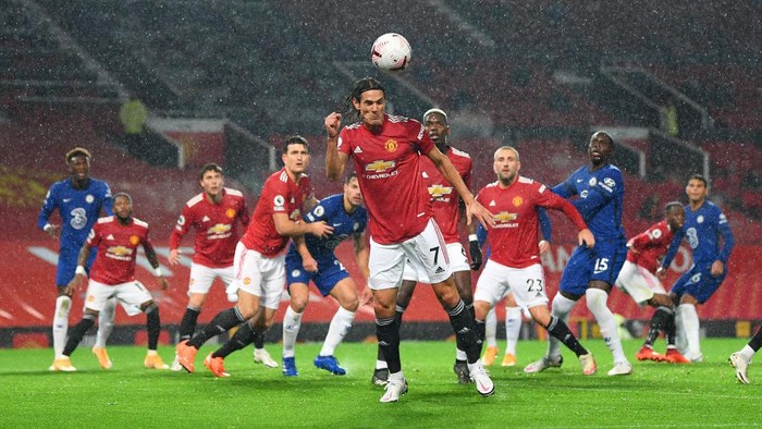 MANCHESTER, ENGLAND - OCTOBER 24: Edinson Cavani of Manchester United clears a ball during the Premier League match between Manchester United and Chelsea at Old Trafford on October 24, 2020 in Manchester, England. Sporting stadiums around the UK remain under strict restrictions due to the Coronavirus Pandemic as Government social distancing laws prohibit fans inside venues resulting in games being played behind closed doors. (Photo by Michael Regan/Getty Images)