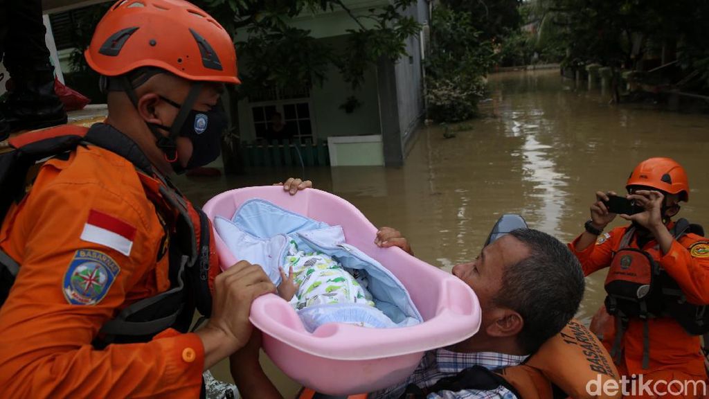Momen Basarnas Evakuasi Bayi di Tengah Banjir Jatirasa