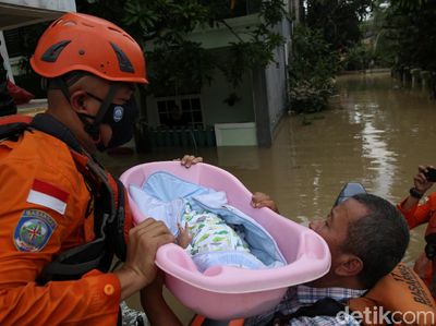 Momen Basarnas Evakuasi Bayi di Tengah Banjir Jatirasa