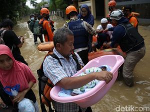 Kisah Evakuasi Bayi Pakai Bak Mandi Usai Terkepung Banjir di Bekasi Kisah Evakuasi Bayi Pakai Bak Mandi Usai Terkepung Banjir di Bekasi