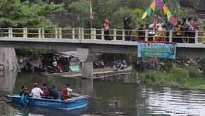 Momen Nikah Bareng 3 Pengantin di Bendung Lepen Yogya