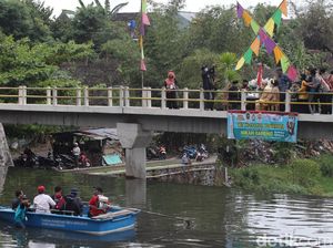 Momen Nikah Bareng 3 Pengantin di Bendung Lepen Yogya
