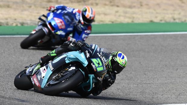 Italian rider Franco Morbidelli of the Petronas Yamaha SRT leads ahead of Spain's rider Alex Rins of the Team SUZUKI ECSTAR in the MotoGP race during the Motorcycle Grand Prix of Teruel in Alcaniz, Spain, Sunday, Oct. 25, 2020. (AP Photo/Jose Breton)