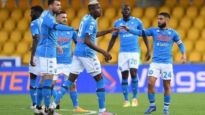 napoli benevento liga italia serie a lorenzo insigne BENEVENTO, ITALY - OCTOBER 25: SSC Napoli players celebrate the 1-1 goal scored by Lorenzo Insigne during the Serie A match between Benevento Calcio and SSC Napoli at Stadio Ciro Vigorito on October 25, 2020 in Benevento, Italy. (Photo by Francesco Pecoraro/Getty Images)