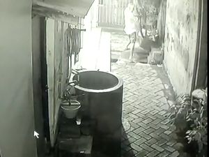 Pencurian Sepeda Gunung di Surabaya Terekam CCTV Pencurian Sepeda Gunung di Surabaya Terekam CCTV