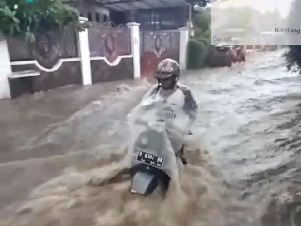 Banjir Seret Pemotor Bandung dan Tewaskan Gadis Cimahi Banjir Seret Pemotor Bandung dan Tewaskan Gadis Cimahi