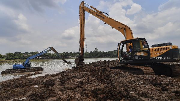 Pengerukan Endapan Lumpur di Setu Babakan