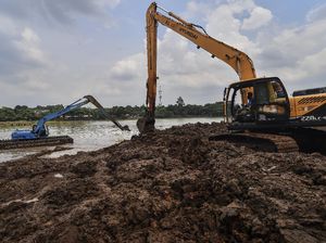 Pengerukan Endapan Lumpur di Setu Babakan