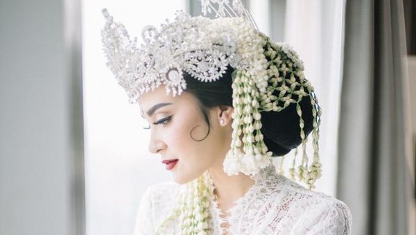 7 Foto Cantiknya Vicy Melanie Istri Kevin Aprilio Saat Jadi Pengantin Sunda