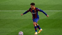Philippe Coutinho juga sering dirotasi oleh Ronald Koeman di sektor gelandang serang. Sepertinya, belum seoke penampilannya di Bayern Munich musim lalu ya? (Getty Images/Alex Caparros)