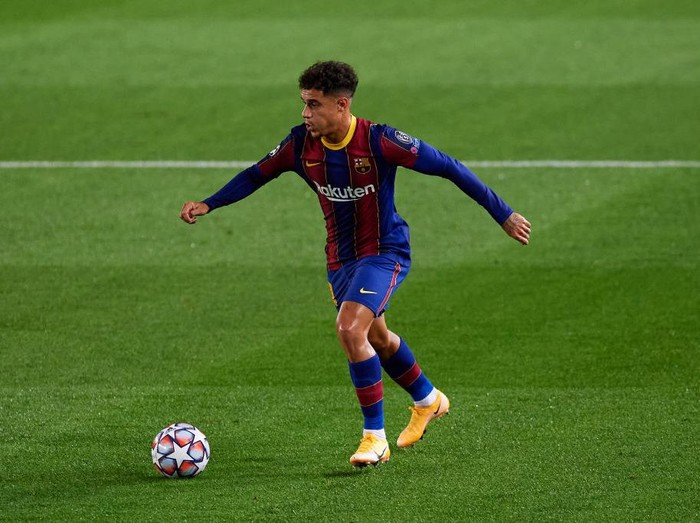BARCELONA, SPAIN - OCTOBER 20: Philippe Coutinho of FC Barcelona runs with the ball during the UEFA Champions League Group G stage match between FC Barcelona and Ferencvaros Budapest at Camp Nou on October 20, 2020 in Barcelona, Spain. (Photo by Alex Caparros/Getty Images)