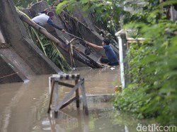 Banjir di Pondok Gede Bekasi Perlahan Surut, Warga Mulai Bersih-bersih