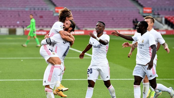 BARCELONA, SPAIN - OCTOBER 24: Luka Modric of Real Madrid  celebrates with his team after scoring his teams third goal during the La Liga Santander match between FC Barcelona and Real Madrid at Camp Nou on October 24, 2020 in Barcelona, Spain. Sporting stadiums around Spain remain under strict restrictions due to the Coronavirus Pandemic as Government social distancing laws prohibit fans inside venues resulting in games being played behind closed doors. (Photo by Alex Caparros/Getty Images)