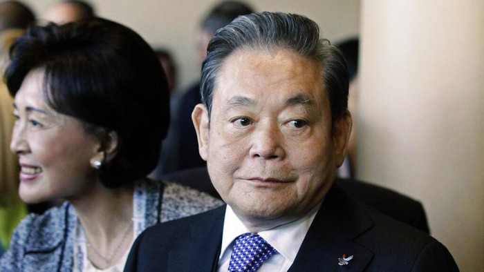 South Korea Obit Samsung Chief FILE - In this July 6, 2011, file photo, Samsung Chairman Lee Kun-hee, right, greets people from the South Korean delegation in Durban, South Africa, for the 123rd International Olympic Committee (IOC) session that will decide the host city for the 2018 Olympics Winter Games. Lee, the ailing Samsung Electronics chairman who transformed the small television maker into a global giant of consumer electronics, has died, a Samsung statement said Sunday, Oct. 25, 2020. He was 78. (AP Photo/Schalk van Zuydam, File)