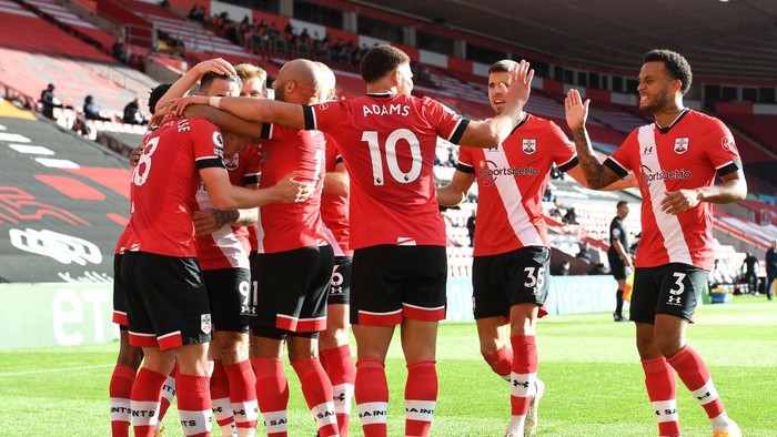 SOUTHAMPTON, ENGLAND - OCTOBER 25: James Ward-Prowse of Southampton celebrates with his team mates after scoring his sides first goal during the Premier League match between Southampton and Everton at St Marys Stadium on October 25, 2020 in Southampton, England. Sporting stadiums around the UK remain under strict restrictions due to the Coronavirus Pandemic as Government social distancing laws prohibit fans inside venues resulting in games being played behind closed doors. (Photo by Andy Rain - Pool/Getty Images)