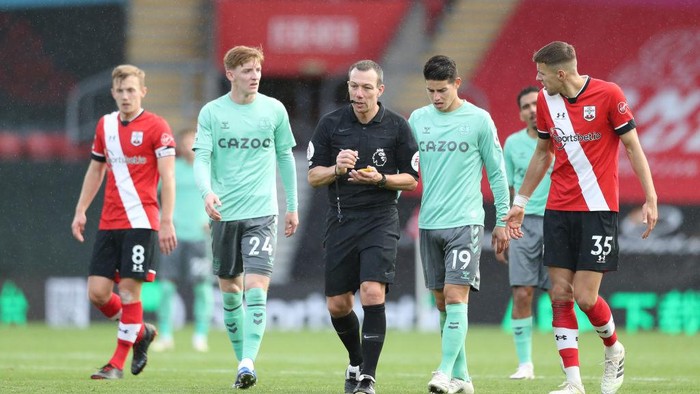SOUTHAMPTON, ENGLAND - OCTOBER 25: Match Referee, Kevin Friend makes a note following showing Dominic Calvert-Lewin of Everton (Not pictured) a yellow card during the Premier League match between Southampton and Everton at St Marys Stadium on October 25, 2020 in Southampton, England. Sporting stadiums around the UK remain under strict restrictions due to the Coronavirus Pandemic as Government social distancing laws prohibit fans inside venues resulting in games being played behind closed doors. (Photo by Naomi Baker/Getty Images)