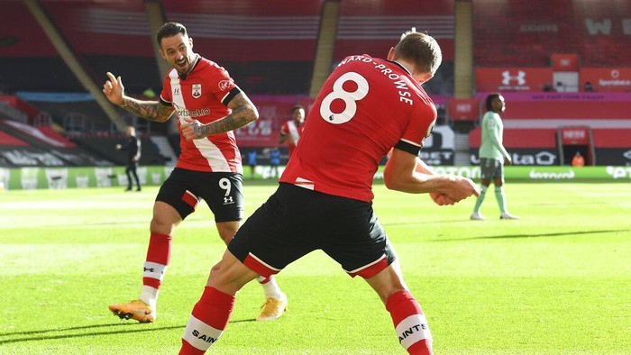 Southamptons James Ward-Prowse, right, celebrates with Southamptons Danny Ings after scoring his sides opening goal during an English Premier League soccer match between Southampton and Everton at the St. Marys stadium in Southampton, England, Sunday Oct. 25, 2020. (Andy Rain/Pool via AP)