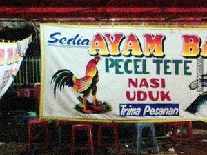 8 Spanduk Kocak Bikin Kamu Bengong Mikir Keras Sekaligus Terbahak-bahak