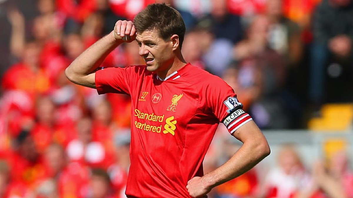 Steven Gerrard masih dihantui memori buruk terpeleset di Anfield tahun 2014. (Foto: Getty Images/Clive Brunskill)