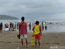 Usai Diguncang Gempa M 5,9, WIsatawan Pangandaran Ramai-1 Rumah Rusak