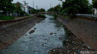 Sungai Cipamokolan Rutin Berwarna Hitam Saat Turun Hujan