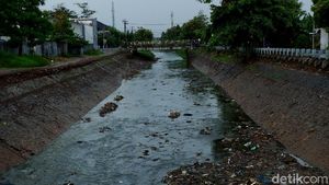 Sungai Cipamokolan Rutin Berwarna Hitam Saat Turun Hujan