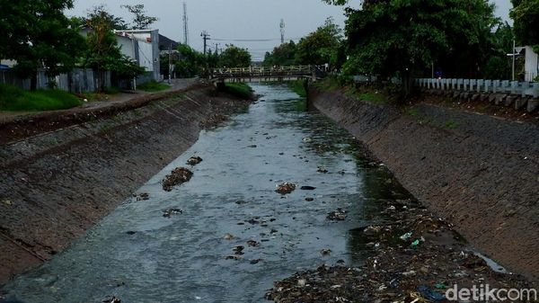 Sungai Cipamokolan Rutin Berwarna Hitam Saat Turun Hujan