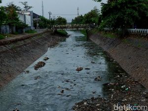 Sungai Cipamokolan Rutin Berwarna Hitam Saat Turun Hujan