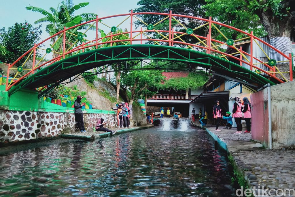 Sungai kotor yang dikenal dengan Sungai Gejigan di Dusun Pusur, Desa Karangkalo, Kecamatan Polanharjo, Klaten Jawa Tengah kini sudah berubah. Area yang dulunya hanya merupakan saluran air, saat ini disulap menjadi penuh ikan warna warni.