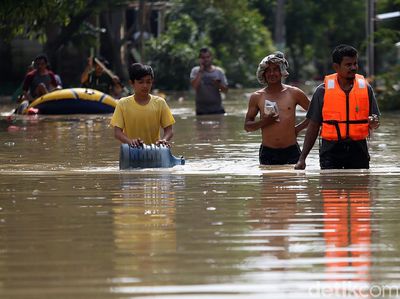 Terkini! Potret Banjir di Villa Jatirasa Bekasi