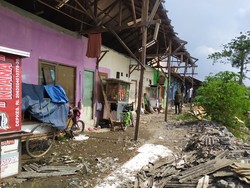 Warga Babelan Bekasi Mulai Perbaiki Rumah Usai Diterjang Puting Beliung