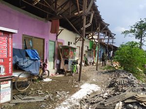 Warga Babelan Bekasi Mulai Perbaiki Rumah Usai Diterjang Puting Beliung Warga Babelan Bekasi Mulai Perbaiki Rumah Usai Diterjang Puting Beliung
