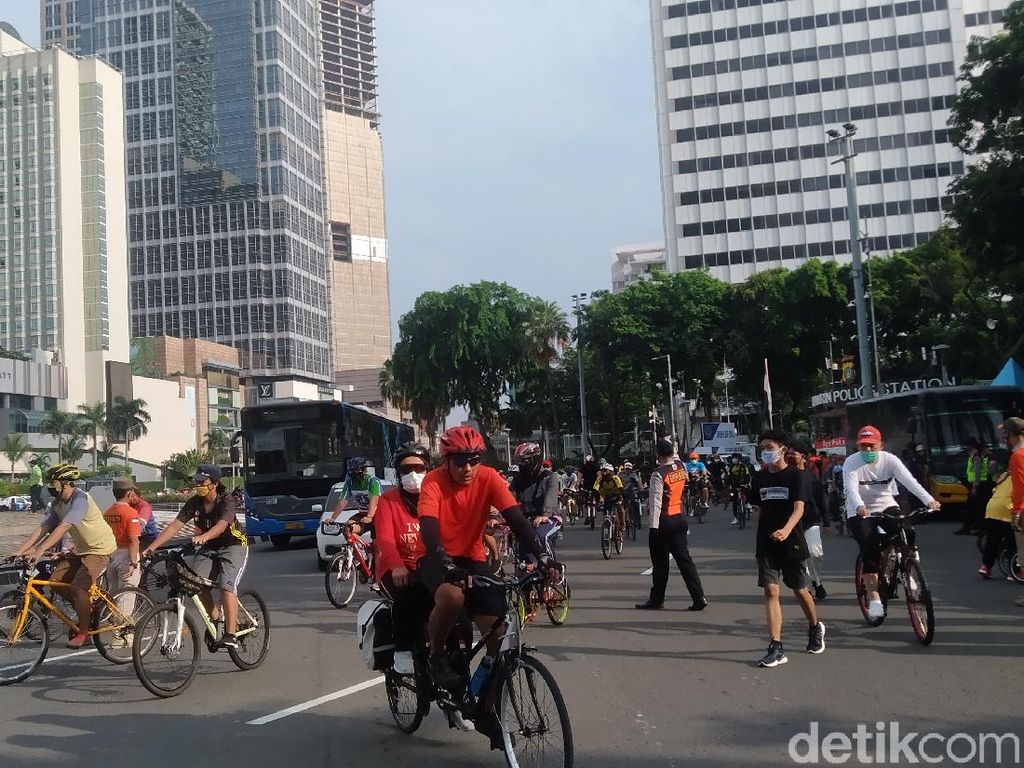 PSBB Transisi DKI, Warga Ramai Olahraga di Bundaran HI PSBB Transisi DKI, Warga Ramai Olahraga di Bundaran HI