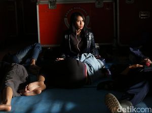 Warga Korban Banjir Mengungsi di Gudang Logistik BNPB Bekasi Warga Korban Banjir Mengungsi di Gudang Logistik BNPB Bekasi