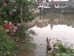 Serunya Warga Bogor Mancing Ikan di Lapangan Sepakbola yang Terendam Banjir