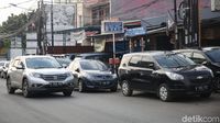 Warga PGP Terdampak Banjir Amankan Mobil di Pinggir Jalan