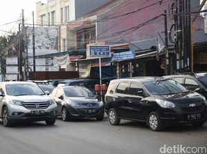 Warga PGP Terdampak Banjir Amankan Mobil di Pinggir Jalan Warga PGP Terdampak Banjir Amankan Mobil di Pinggir Jalan