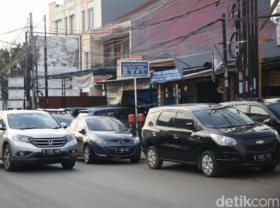 Warga PGP Terdampak Banjir Amankan Mobil di Pinggir Jalan