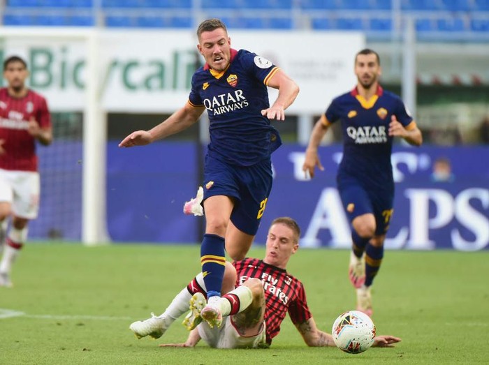 MILAN, ITALY - JUNE 28:  Jordan Marcel Gilbert Veretout of AS Roma in action during the Serie A match between AC Milan and  AS Roma at Stadio Giuseppe Meazza on June 28, 2020 in Milan, Italy.  (Photo by Pier Marco Tacca/Getty Images)