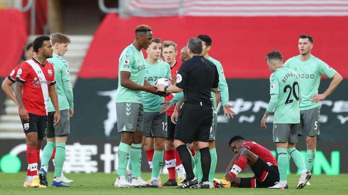 SOUTHAMPTON, ENGLAND - OCTOBER 25: Players of Everton speak with referee Kevin Friend after Lucas Digne of Everton is shown a red card during the Premier League match between Southampton and Everton at St Marys Stadium on October 25, 2020 in Southampton, England. Sporting stadiums around the UK remain under strict restrictions due to the Coronavirus Pandemic as Government social distancing laws prohibit fans inside venues resulting in games being played behind closed doors. (Photo by Naomi Baker/Getty Images)